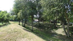 Widok na fragmenty wałów ziemnych przy jeziorze Dankowskim Wielgim