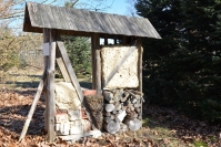 Hotel dla owadów zlokalizowany na terenie Ośrodka Edukacji Przyrodniczej w Pszczewie fot. Barbara Semkło