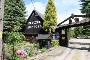 Brama wjazdowa do skansenu łużyckiego przy drodze krajowej nr.12 w Miejscowości Buczyny