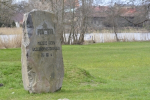 Głaz narzutowy z informacją o dawnym grodzie fot. Barbara Semkło