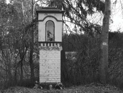 Kapliczka w połowie drogi ze Stołunia do Szarcza