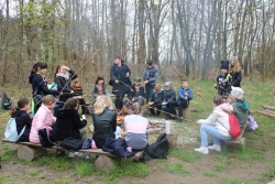 Wręczanie upominków dla uczestników obchodu Dnia Ziemi